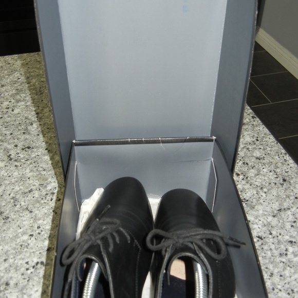 Lacoste Henri CLM Leater Mens Dress Shoes